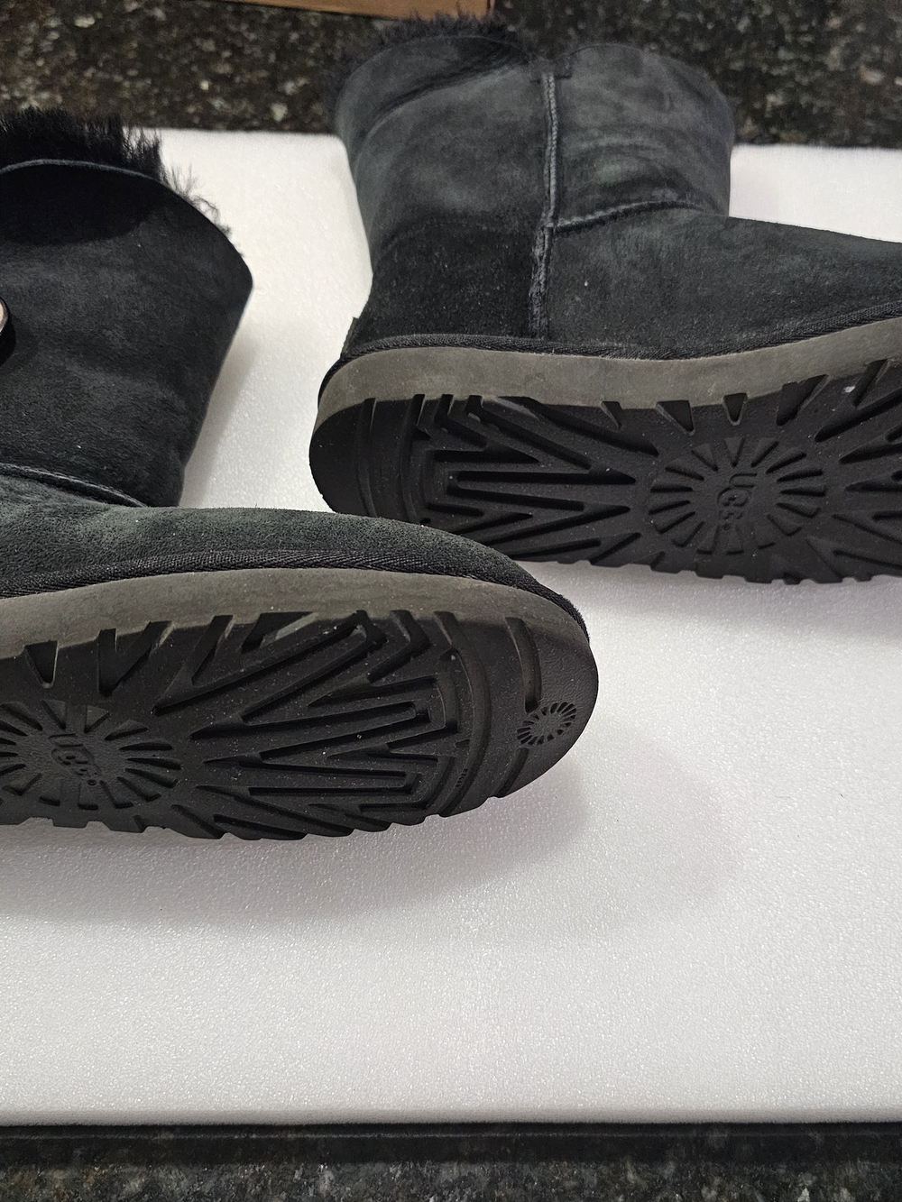 UGG Bailey Button II In BLACK - Picture 3 of 6